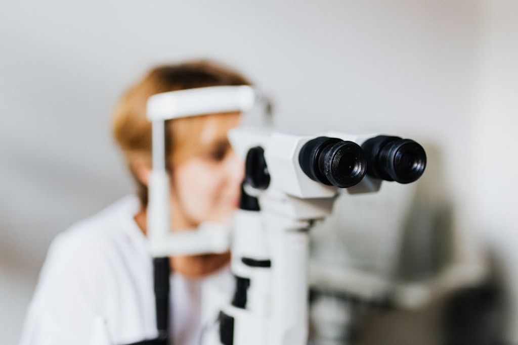 Photo By: Kaboompics.com באתר PEXELS eyes doctor